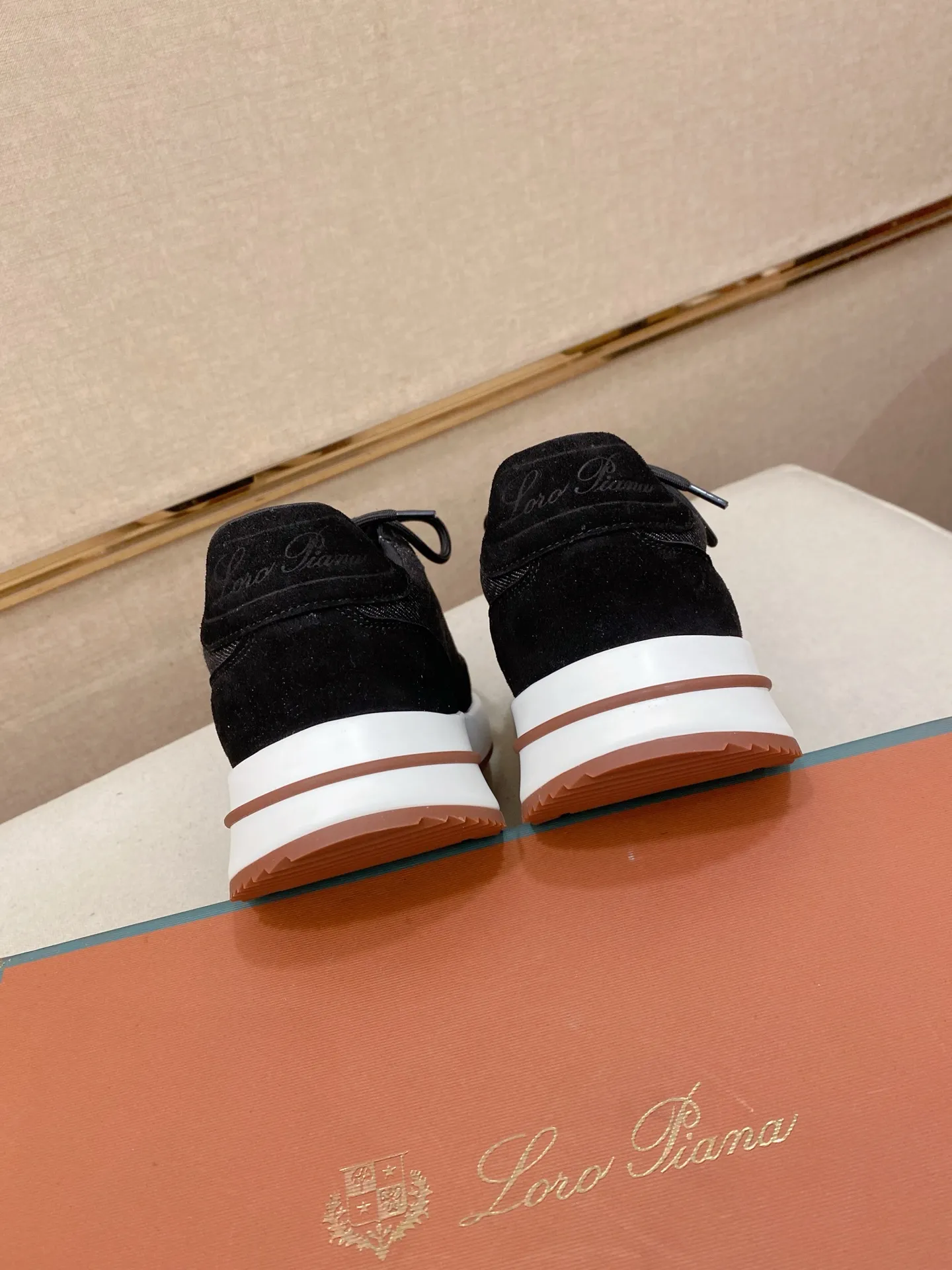Men's shoes 💰: 462💰🔥𝐥𝐨𝐫𝐨 𝐏𝐢𝐚𝐧𝐚 lp classic loafers, an Italian treasure brand, the only brand that can match Hermès! Only after wearing it do we realize that we can’t live up to our feet. The upper is made of imported first-layer cowhide with breathable fabrics, water-dyed cowhide foot pads, and the official original glass rubber outsole and pendant. Exclusive original packaging (tag ➕ brand paper ➕ outer box ➕ hand bag) code number: 38-44. Can be customized 45-46